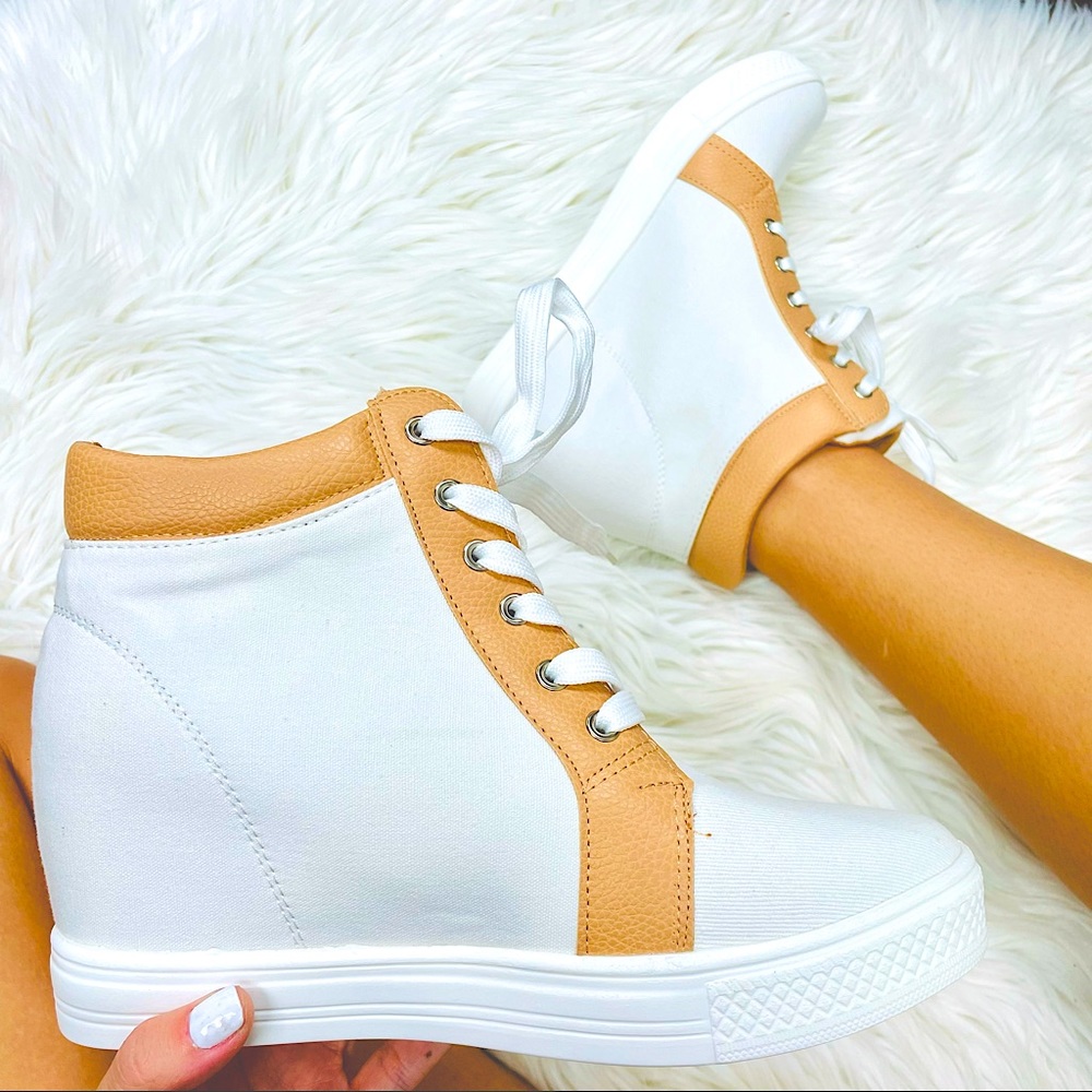 White/tan sneaker wedge